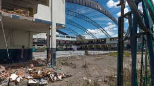 El que fuera hangar de mantenimiento de Tame luce desolado a un costado de un ingreso vehicular. Foto: John Guevara/ El Tel&eacute;grafo