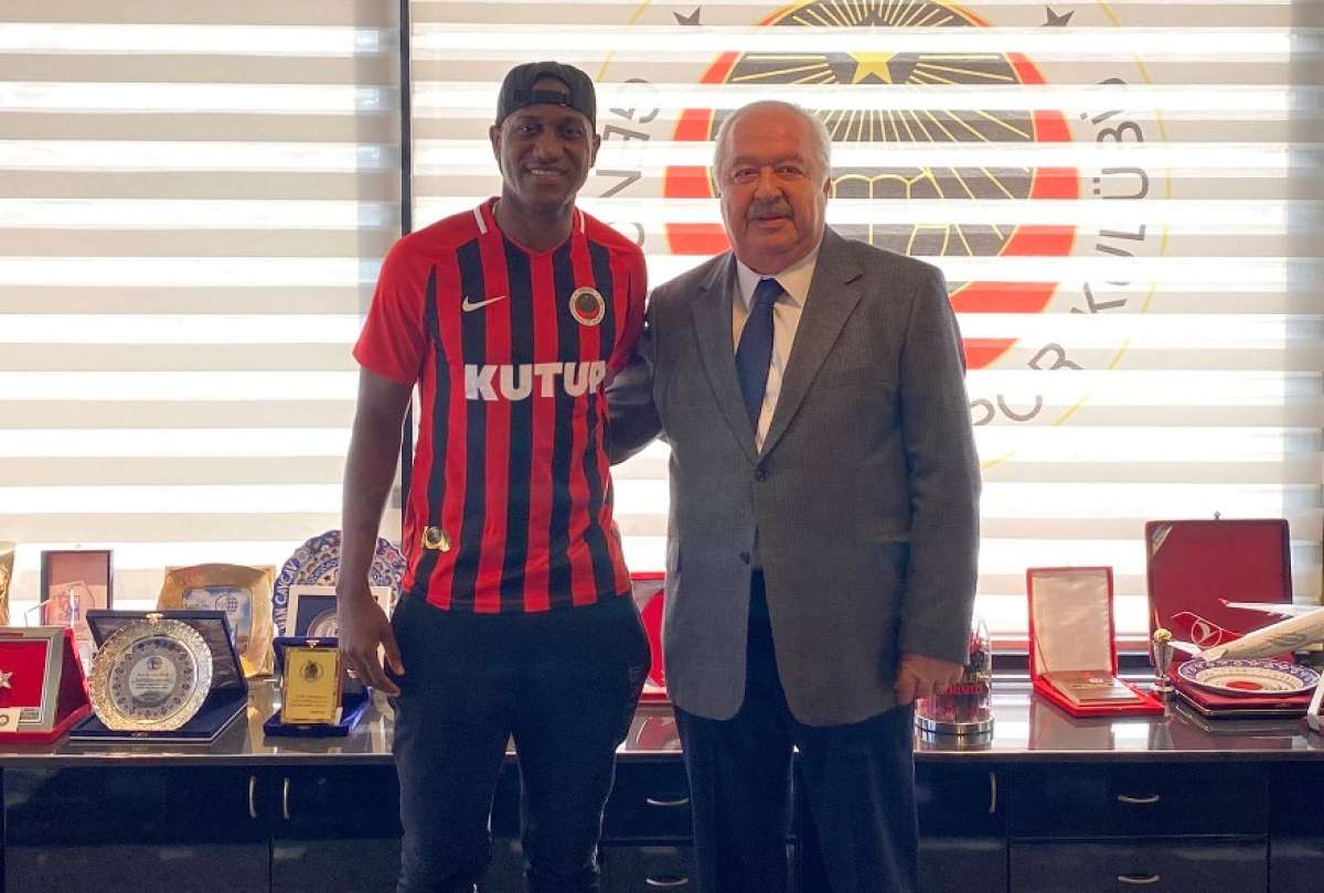 Jaime Ayoví fue presentado en su nuevo plantel en Turquía.