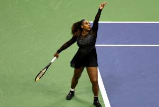 Serena Williams utilizó un vestido que llamó la atención por sus capas