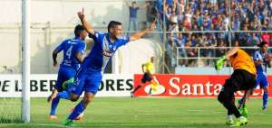 Fernando Gim&eacute;nez (izq.) celebra el primer tanto de Emelec la tarde de ayer en el estadio Jocay de Manta.  