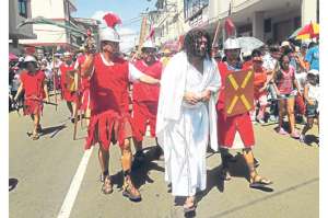Un devoto personific&oacute; a Cristo y realiz&oacute; el viacrucis custodiado por quienes actuaron como guardias romanos. Foto: Mario Rodr&iacute;guez / El Tel&eacute;grafo