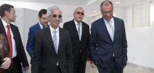 El presidente de la Capeipi, Marco Carri&oacute;n (izq.), junto al vicepresidente, Jorge Glas (der.), antes del evento.