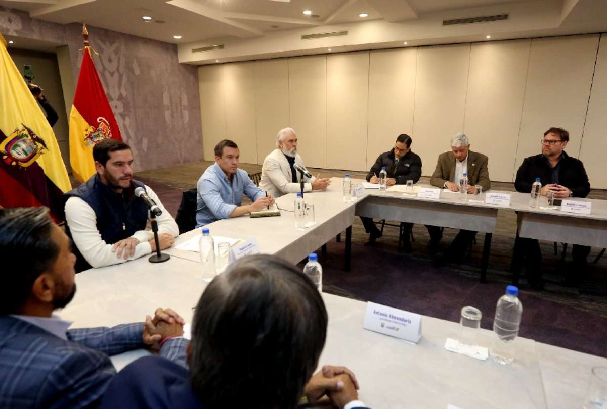 El presidente Daniel Noboa (centro) encabezó la reunión con el sector transportista en Cuenca.