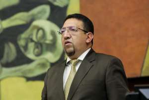 Autoridades de Gobierno cuestionan al presidente de la Asamblea Nacional como mediador del diálogo con la Conaie