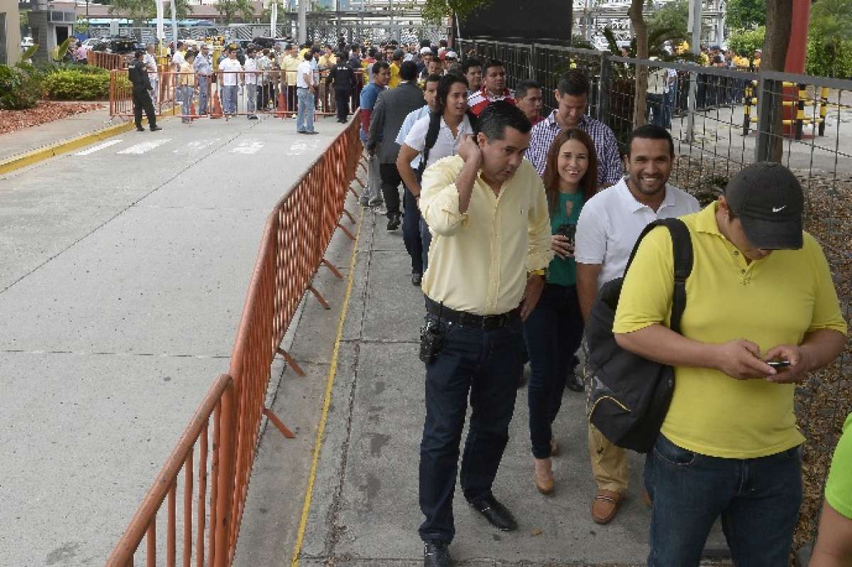 Desde las 09:00 los socios amarillos sufragan en el Centro de Convenciones de Guayaquil. Foto: Jos&eacute; Mor&aacute;n/El Tel&eacute;grafo