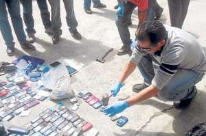 Los celulares retirados durante diversos operativos policiales fueron destruidos en presencia de las autoridades de Chimborazo. Foto: Elizabeth Maggi/ para el Tel&eacute;grafo