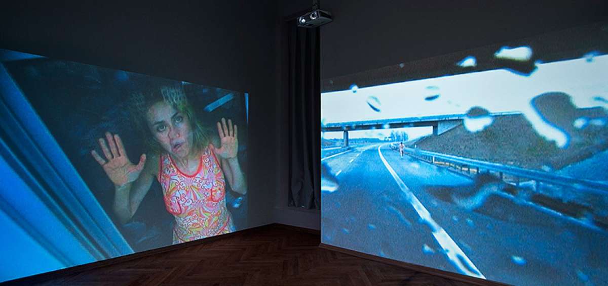 La reconocida videoartista suiza Pipilotti Rist presenta la obra Cinquante Fifty (Installation for a Parking Lot).