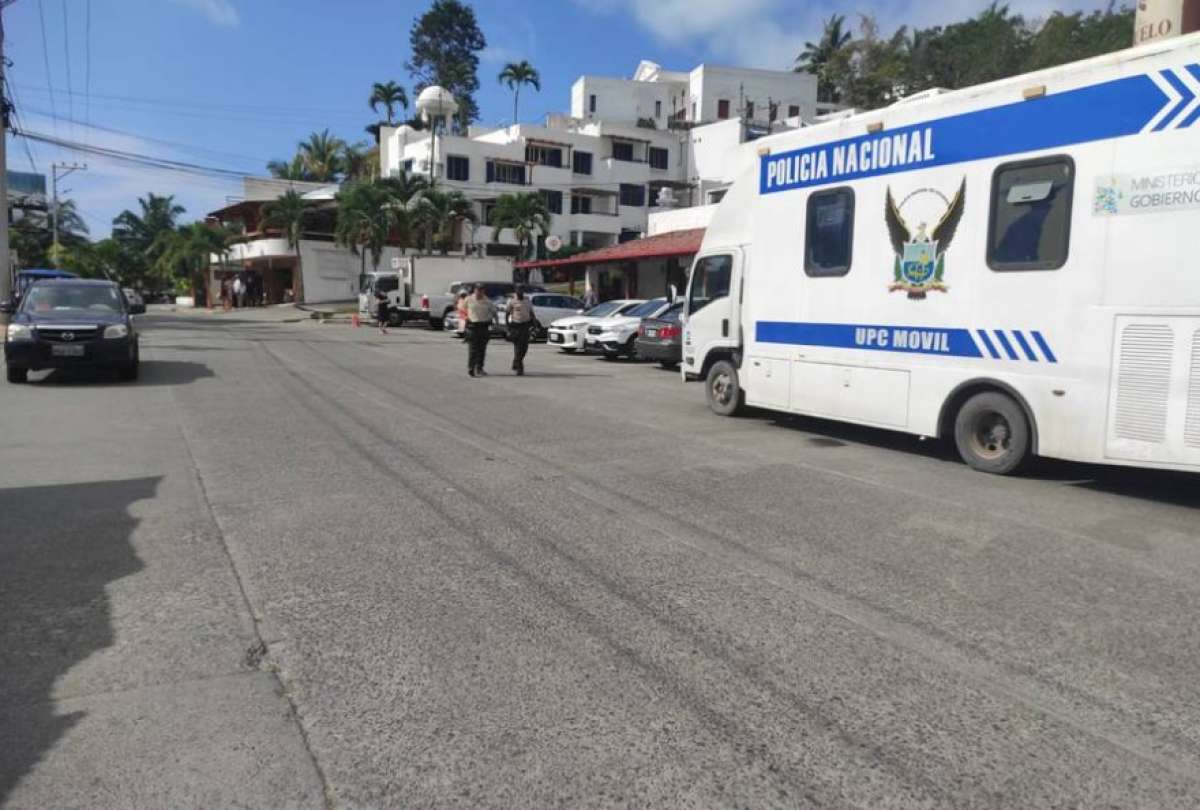 Cinco extranjeros detenidos para investigaciones por robos a un complejo residencial en Esmeraldas