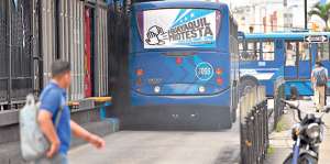 En las unidades de la Metrov&iacute;a se exhibe la propaganda para promover la protesta en Guayaquil. Foto: William Orellana / El Tel&eacute;grafo