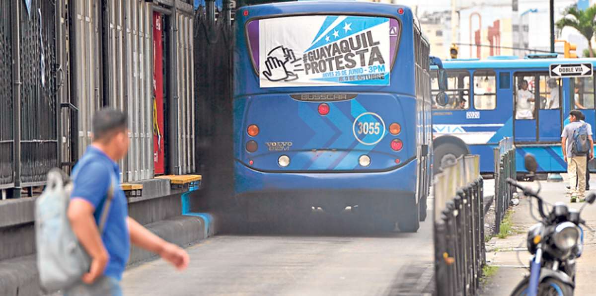 En las unidades de la Metrov&iacute;a se exhibe la propaganda para promover la protesta en Guayaquil. Foto: William Orellana / El Tel&eacute;grafo