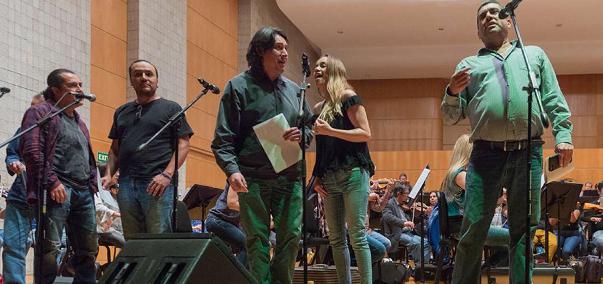 Desde la izquierda: Bocapelo, Karito y Damiano, en uno de los ensayos en la Casa de la M&uacute;sica, junto con la Orquesta Sinf&oacute;nica Nacional del Ecuador. 