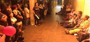 La merienda es proporcionada por los voluntarios en cuatro puntos del centro de la ciudad.