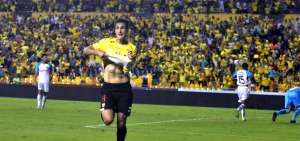 Dinenno festeja su primer gol con la camiseta de Barcelona a los 89'.