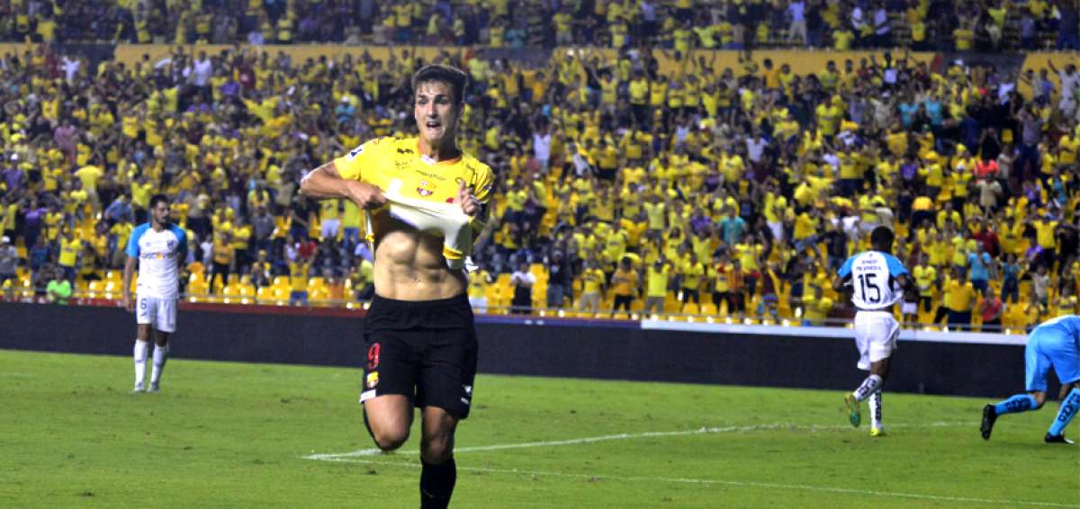 Dinenno festeja su primer gol con la camiseta de Barcelona a los 89'.