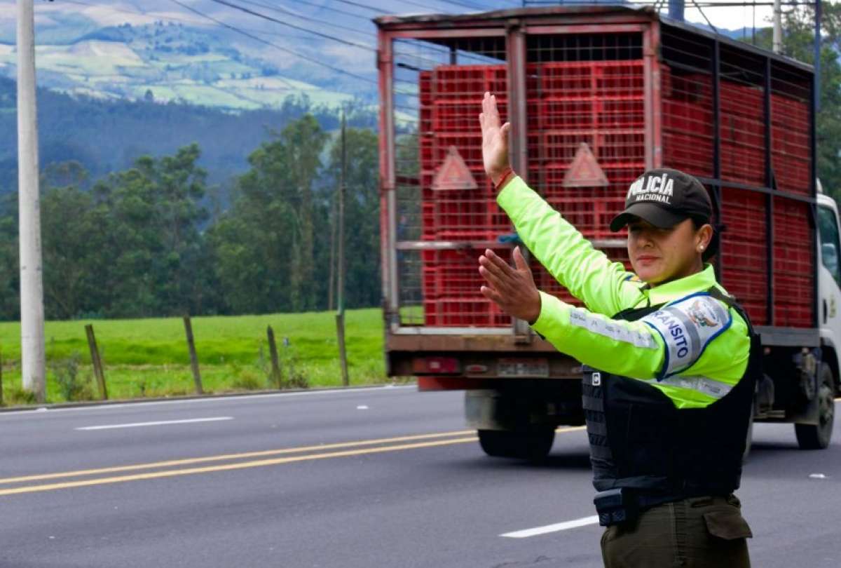 La Policía Nacional ha destinado 1.500 efectivos al control de los ejes viales en Ecuador.