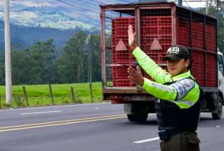 La Policía Nacional ha destinado 1.500 efectivos al control de los ejes viales en Ecuador.