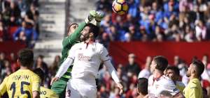 El arquero del Villarreal, Sergio Asenjo, rechaza la pelota en un ataque del defensa Adil Rami (23).