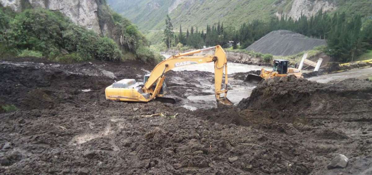 Aproximadamente 400 metros de la v&iacute;a Cahuaj&iacute;-Cotal&oacute;-Ba&ntilde;os, que une a las provincias de Chimborazo con Tungurahua, quedaron bloqueados ayer por un alud.