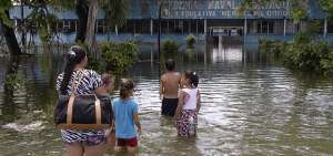 En el sector La Tranca el agua est&aacute; estancada hace tres semanas, seg&uacute;n cuenta una familia que habita en una vieja escuela que dej&oacute; de funcionar.