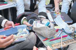 Las mochilas son parte de la rutina diaria de los estudiantes, pero tambi&eacute;n son confidentes de los alumnos, ya que en su interior no solo van cuadernos sino tambi&eacute;n otros elementos. Foto: Jos&eacute; Luis LLivisaca 