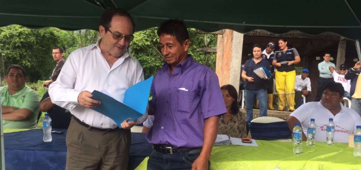 El ministro de Agricultura, Ganader&iacute;a, Acuacultura y Pesca, Javier Ponce, entreg&oacute; los t&iacute;tulos a Ugualdo Herrera, presidente de una asociaci&oacute;n de Los R&iacute;os.  