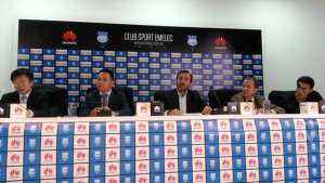 Directivos de la empresa china y de Emelec estuvieron presentes en al anuncio. Foto: Tomada de la cuenta twitter @jalmeida73