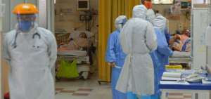 Foto referencial sobre la atenci&oacute;n en los hospitales p&uacute;blicos a pacientes con covid-19.