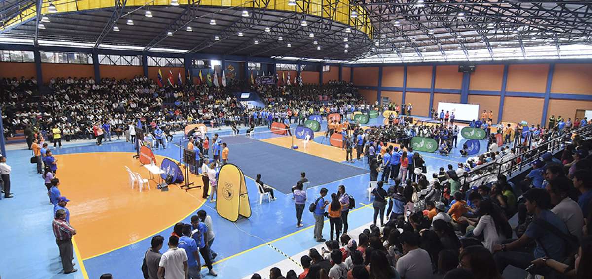 Durante la entrega del coliseo Evo Morales se disputaron partidos de exhibici&oacute;n de tenis de mesa y b&aacute;dminton.