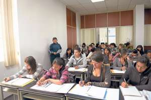 En el aula virtual de la Biblioteca Provincial, Pablo Sislema eval&uacute;a a los bachilleres que asisten a sus clases. Foto: Jose Mor&aacute;n / El Tel&eacute;grafo