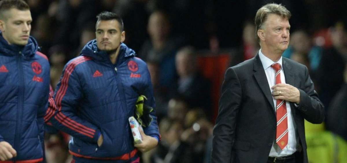 Van Gaal (d) mostr&oacute; su enojo con la prensa brit&aacute;nica ante los rumores de que iba a ser despedido del Manchester United.