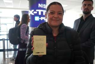 Agentes de migración del Aeropuerto Mariscal Sucre solicitan el certificado de vacunación a los pasajeros. 