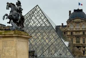 El Museo del Louvre reforz&oacute; sus sistemas de vigilancia tras el robo de joyas valoradas en USD 102 millones.