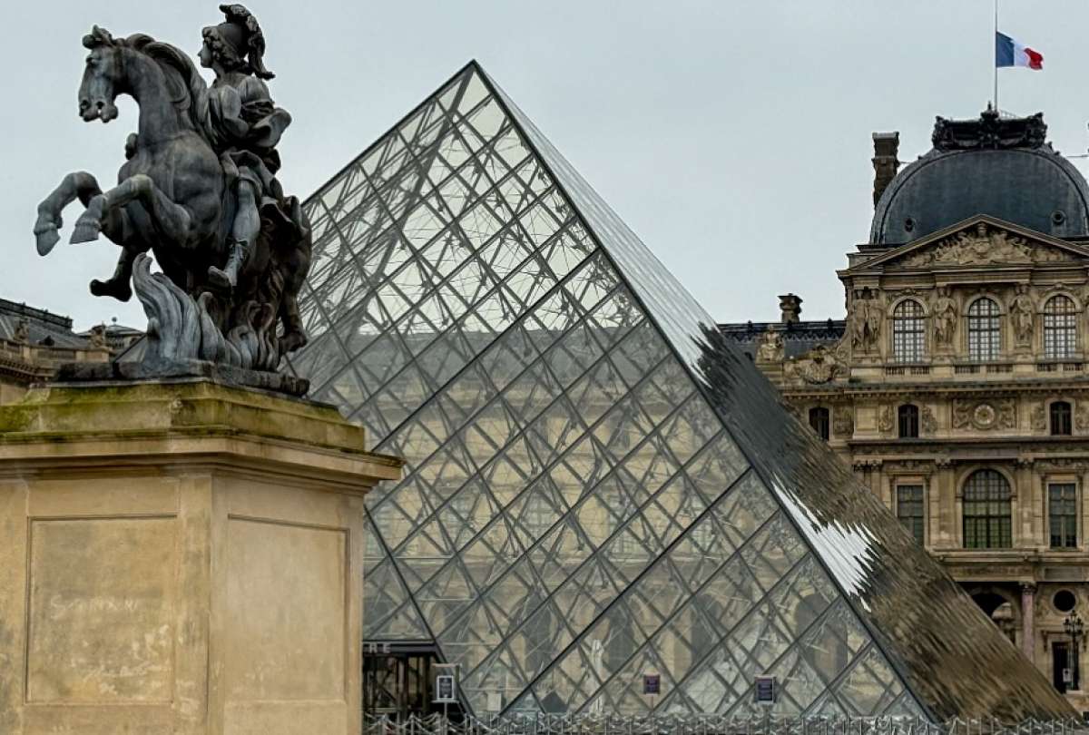 El Museo del Louvre reforz&oacute; sus sistemas de vigilancia tras el robo de joyas valoradas en USD 102 millones.