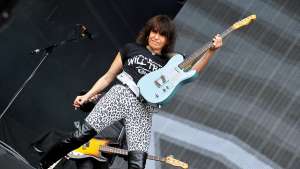 Chrissie Hynde culpa a chicas provocadoras de violaciones y desata pol&eacute;mica