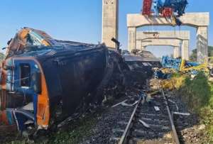 Fotograf&iacute;a cedida que muestra el accidente de un tren este mi&eacute;rcoles, en Nakhon Ratchasima (Tailandia).