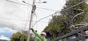 La Empresa El&eacute;ctrica Regional Sur realiza cambios de luminarias en varios sectores de la ciudad de Cuenca.