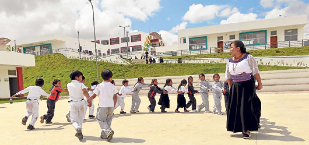 Las instalaciones lucen modernas y ordenadas.  Los estudiantes entran y salen de las aulas con comodidad y cuentan con casilleros para guardar sus pertenencias personales en la zona baja de las edificaciones. Fotos: Roberto Ch&aacute;vez / El Tel&eacute;grafo