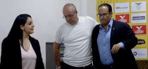 Jorge C&eacute;lico (i), t&eacute;cnico interino de la selecci&oacute;n absoluta, junto con Francisco Egas, presidente de la Federaci&oacute;n Ecuatoriana de F&uacute;tbol.