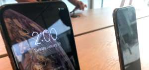 Una pantalla casi sin bisel es una de las innovaciones que ofrece el nuevo celular que present&oacute; Samsung al mercado.