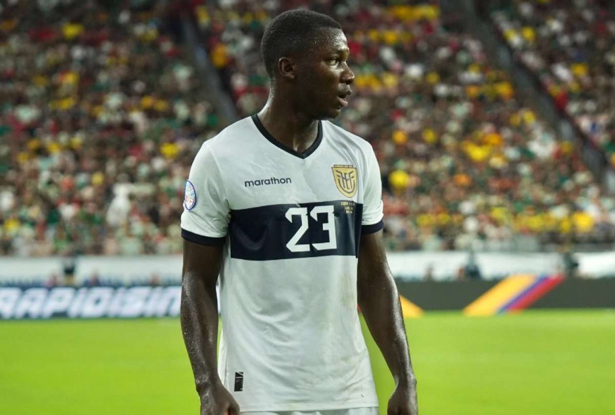 Moisés Caicedo tuvo un problema con Carlos Gruezo al finalizar el partido contra México
