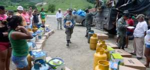 Militares repartieron kits de ayuda, tambi&eacute;n cocinetas y tanques de gas, entre los afectados de los sectores rural y urbano del cant&oacute;n Pedernales, en Manab&iacute;.