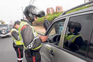 Los agentes civiles de tr&aacute;nsito ejercen control total desde el domingo en las v&iacute;as del Distrito Metropolitano. Foto: Archivo / El Tel&eacute;grafo.