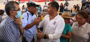 Mariano Zambrano, Jorge Glas, Rafael Correa y Susana Due&ntilde;as durante un recorrido en Manta realizado el martes pasado.
