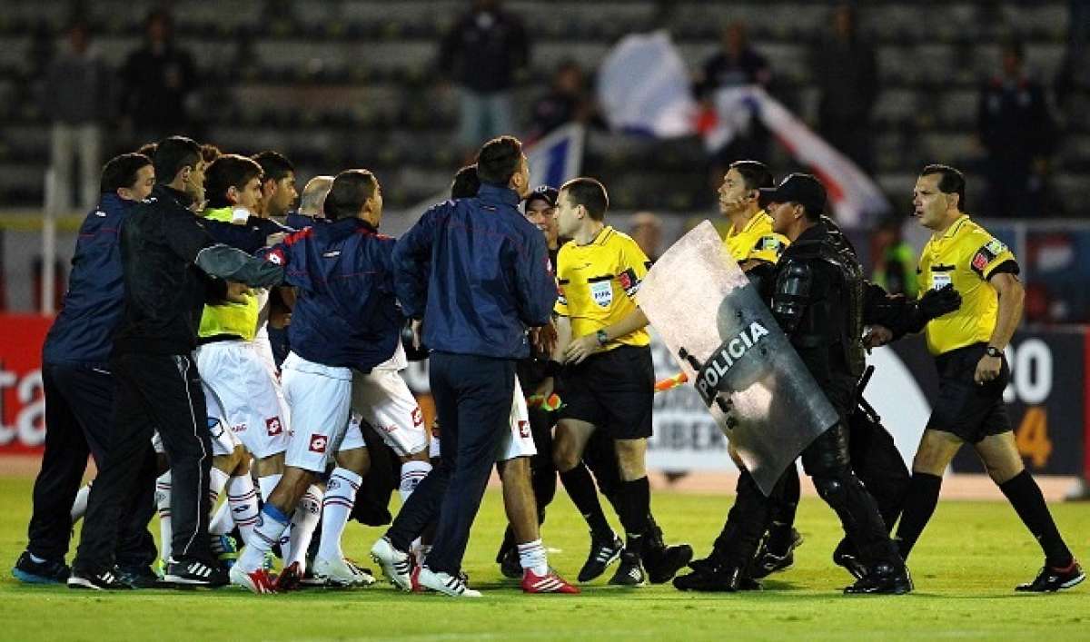 Los jugadores de San Lorenzo protestaron al final del encuentro por un penal pol&eacute;mico a favor de Independiente del Valle, que decret&oacute; la igualdad en el marcador. Foto: EFE