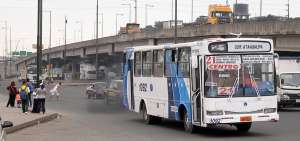 En Guayaquil, buses de transporte urbano al circular emanan un humo negro que afecta a los transe&uacute;ntes y  pasajeros.