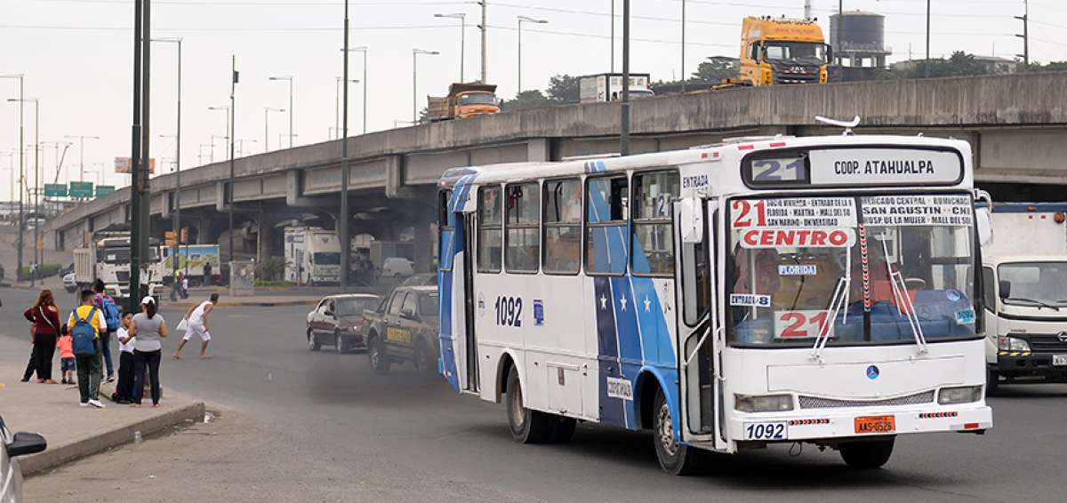 En Guayaquil, buses de transporte urbano al circular emanan un humo negro que afecta a los transe&uacute;ntes y  pasajeros.