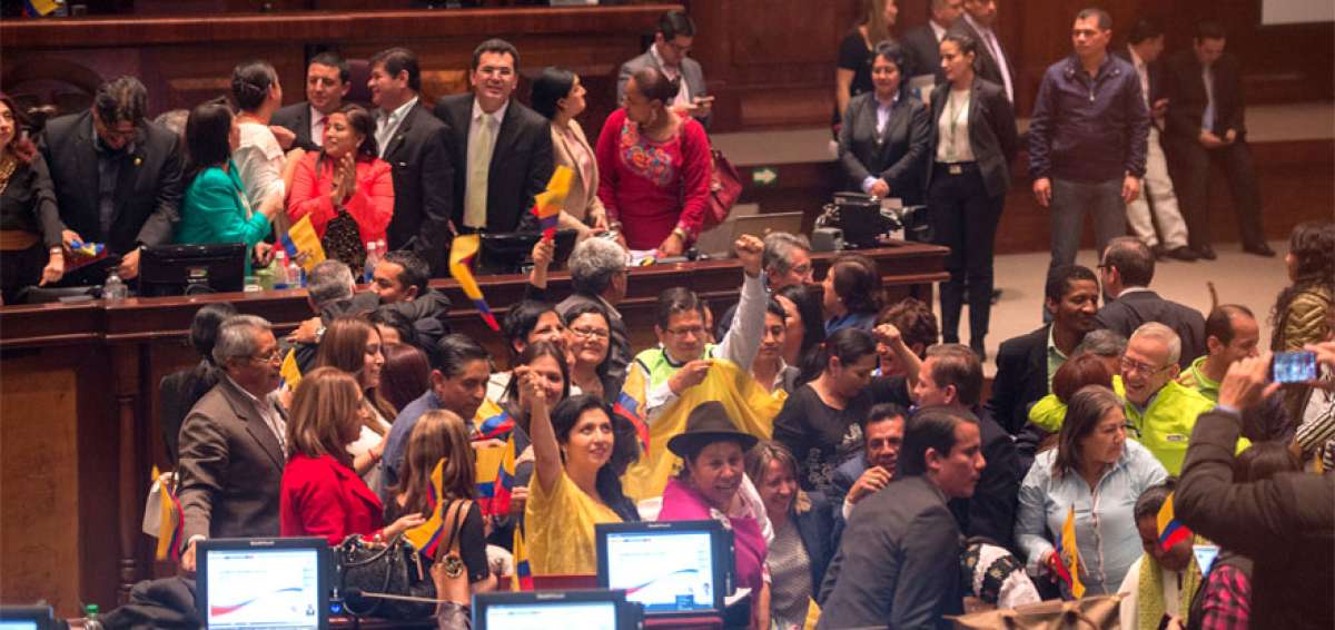El 3 de diciembre de 2015, la Asamblea Nacional aprob&oacute; el paquete de enmiendas con 100 votos a favor, 8 en contra y 1 abstenci&oacute;n.