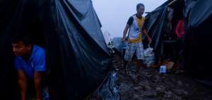 En Jama las personas en campamentos han soportado lluvias.