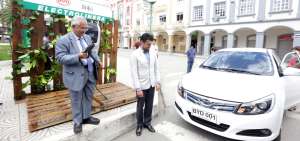 El alcalde de Loja, Bol&iacute;var Castillo (izq.), y uno de los ejecutivos de BYD E Motors entregaron los autos.