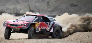 El piloto espa&ntilde;ol Carlos Sainz, con su auto Peugeot 2008 DKR, gan&oacute; la prueba de este a&ntilde;o, que finaliz&oacute; en la ciudad argentina de C&oacute;rdoba.